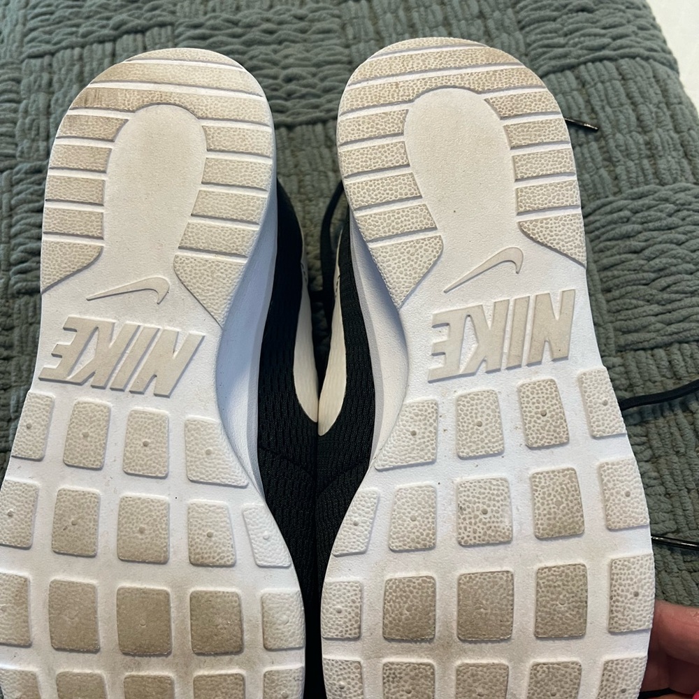 Nike black women’s Tanjun sneakers size 9 - Picture 6 of 6